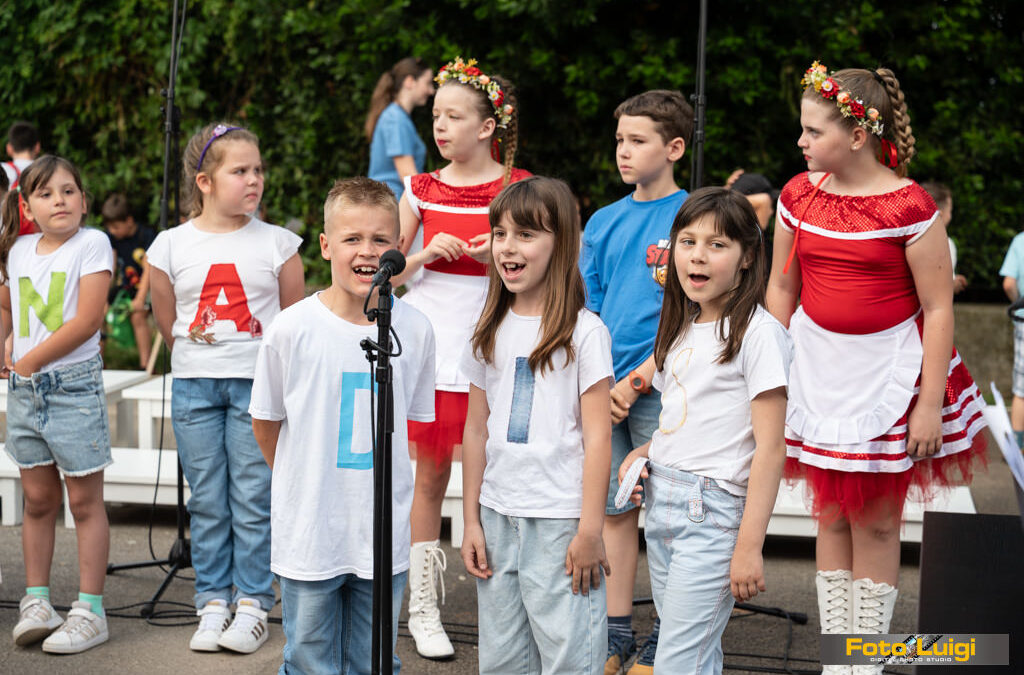 Mića ribarska fešta ispunila dvorište osnovne škole glazbom, smijehom i ljubavlju prema moru