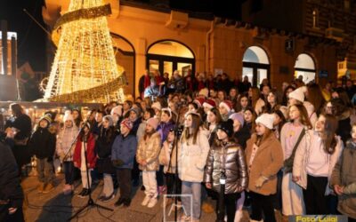 Lovranske črešnjice na paljenju prve adventske svjećice u Lovranu