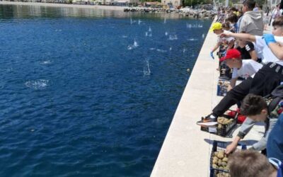 Održana zajednička ekoakcija – u more bačeno 7000 kuglica s efektivnim mikroorganizmima